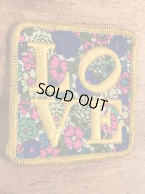 70年代頃の花柄のLoveと書かれたビンテージの刺繡ワッペン
