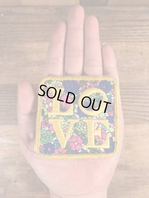 70年代頃の花柄のLoveと書かれたビンテージの刺繡ワッペン