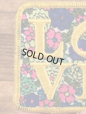 70年代頃の花柄のLoveと書かれたビンテージの刺繡ワッペン