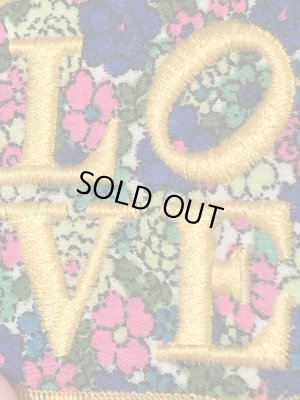 70年代頃の花柄のLoveと書かれたビンテージの刺繡ワッペン