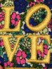 70年代頃の花柄のLoveと書かれたビンテージの刺繡ワッペン