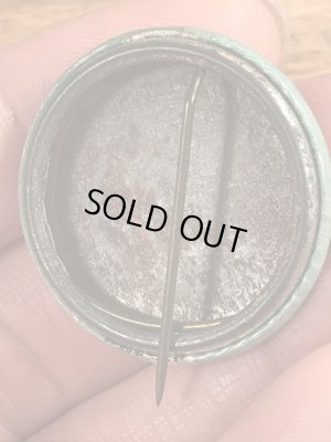 30年代頃のアメリカのラジオ局CBSのキティケリーが描かれたビンテージの缶バッチ