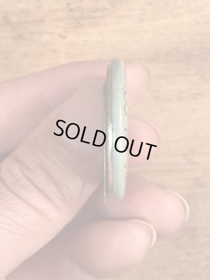 30年代頃のアメリカのラジオ局CBSのキティケリーが描かれたビンテージの缶バッチ