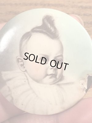 〜40年代頃の赤ん坊が描かれたビンテージの缶バッジ