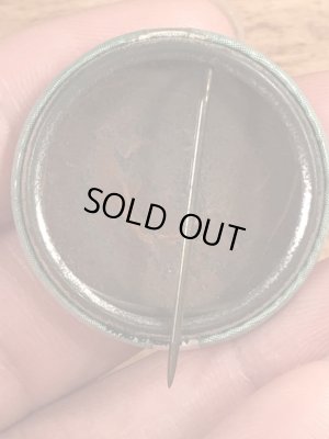 30’s頃のアメリカのラジオ局CBSのキティケリーが描かれたヴィンテージの缶バッジ