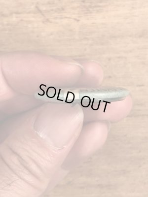 30’s頃のアメリカのラジオ局CBSのキティケリーが描かれたヴィンテージの缶バッジ