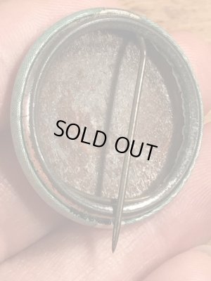 30’s頃のアメリカのラジオ局CBSのキティケリーが描かれたヴィンテージの缶バッジ