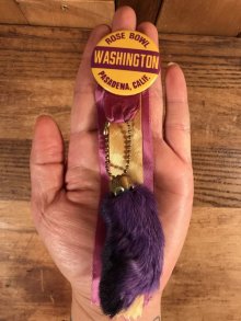 他の写真3: Rose Bowl “Washington” Rabbit Foot Lucky Charm Keychain & Pinback　ラビットラッキーチャーム　ビンテージ　キーチェーン＆缶バッジ　USA　50年代