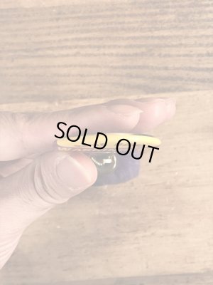 50’s頃のラビットフットのヴィンテージの缶バッチ付きのキーホルダー