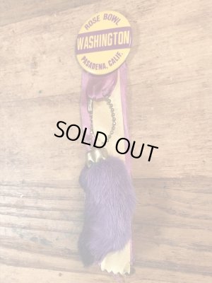 50年代頃のラビットラッキーチャームのビンテージの缶バッジ付きのキーチェーン