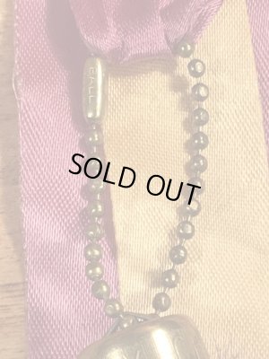 50’s頃のラビットフットのヴィンテージの缶バッチ付きのキーホルダー