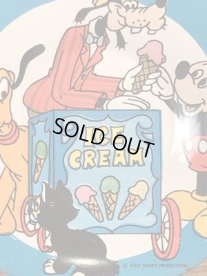 60〜70年代頃のディズニーキャラクターのアイスクリームショップが描かれたビンテージのメタルディッシュ