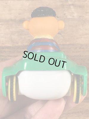 90’sのセサミストリートのアーニーのヴィンテージの車のおもちゃ