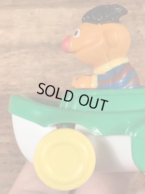 90’sのセサミストリートのアーニーのヴィンテージの車のおもちゃ