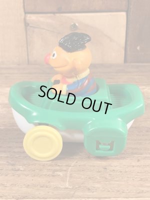 90’sのセサミストリートのアーニーのヴィンテージの車のおもちゃ