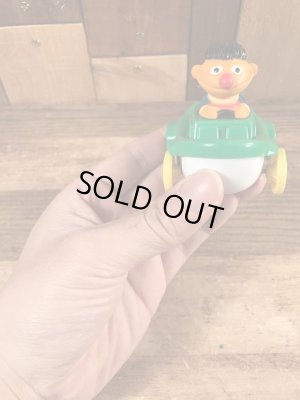 90’sのセサミストリートのアーニーのヴィンテージの車のおもちゃ