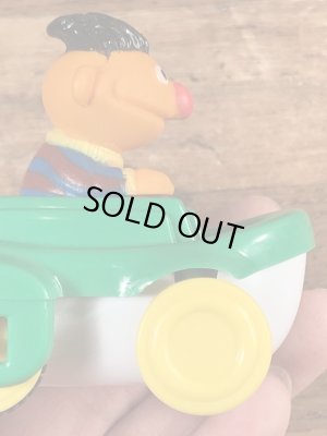 90’sのセサミストリートのアーニーのヴィンテージの車のおもちゃ