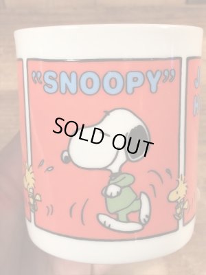 70’sのジョギングをしているスヌーピーのヴィンテージのセラミックマグ