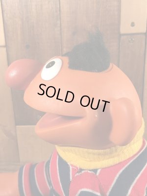 70年代のセサミストリートのアーニーのビンテージのハンドパペットドール