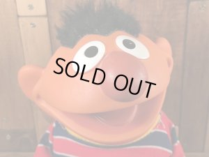 70年代のセサミストリートのアーニーのビンテージのハンドパペットドール