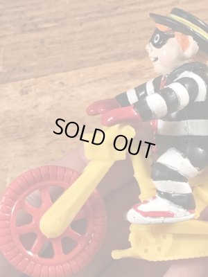 90年代のマクドナルドのハンバーグラーのビンテージのハッピーミールトイ