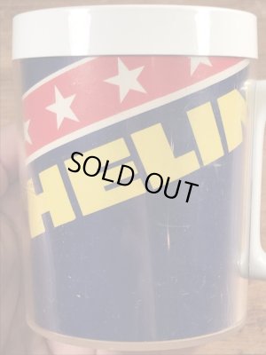 企業キャラクターのミシュランマンのビンテージのマグカップ