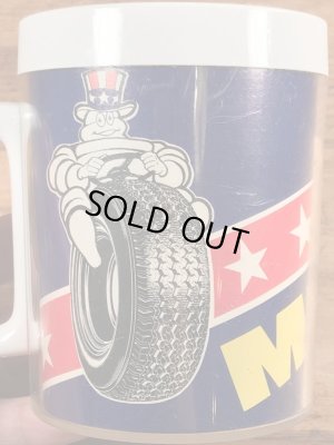 企業キャラクターのミシュランマンのビンテージのマグカップ