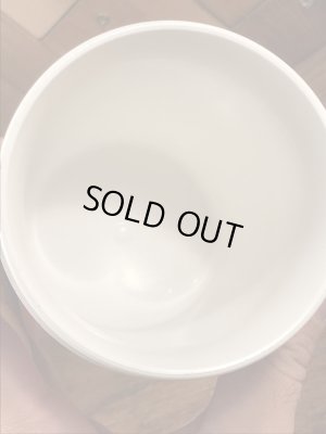 企業キャラクターのミシュランマンのビンテージのマグカップ