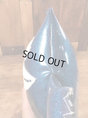 企業キャラクターのナウガモンスターのビンテージのぬいぐるみ