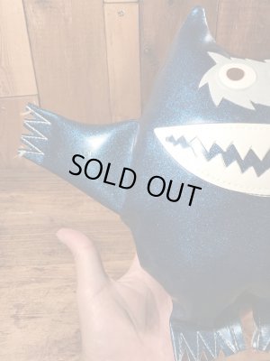 企業キャラクターのナウガモンスターのビンテージのぬいぐるみ