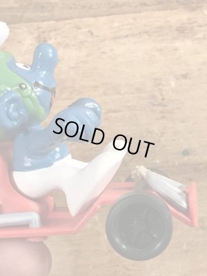 80年代頃のゴーカートに乗ったスーパースマーフのビンテージのPVCフィギュア