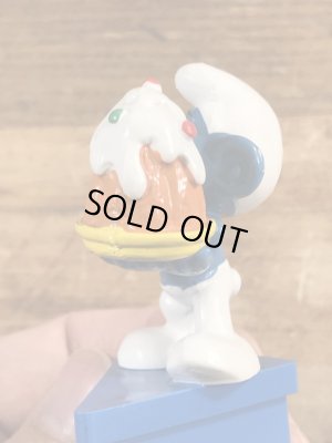 80年代頃のケーキを持ったスマーフのビンテージPVCフィギュア