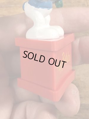 70’sのプレゼントを持ったスマーフのヴィンテージの台座付きPVC製フィギュア