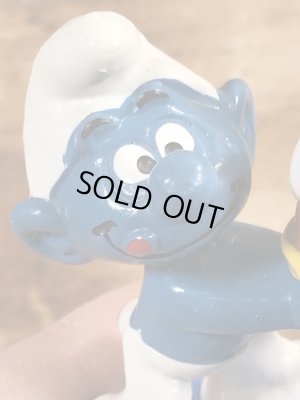 80年代頃のケーキを持ったスマーフのビンテージPVCフィギュア