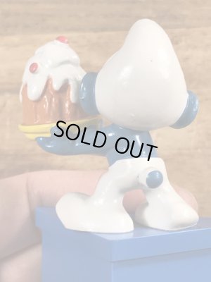 80年代頃のケーキを持ったスマーフのビンテージPVCフィギュア