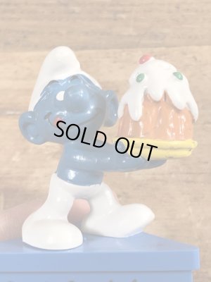 80年代頃のケーキを持ったスマーフのビンテージPVCフィギュア