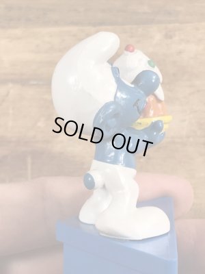 80年代頃のケーキを持ったスマーフのビンテージPVCフィギュア