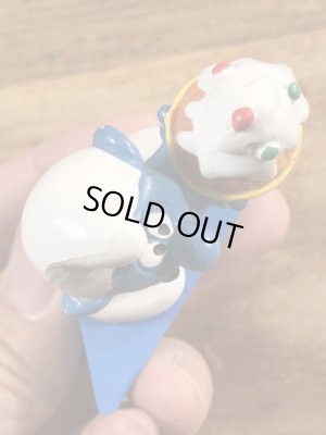 80年代頃のケーキを持ったスマーフのビンテージPVCフィギュア