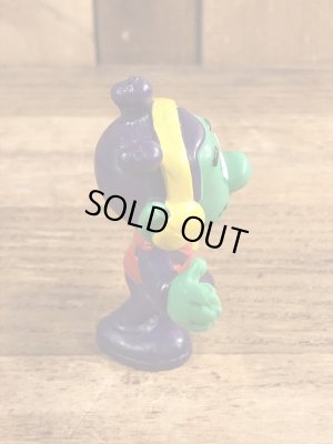 80年代頃のラジオを聴いているアストロスニックのビンテージのPVCフィギュア