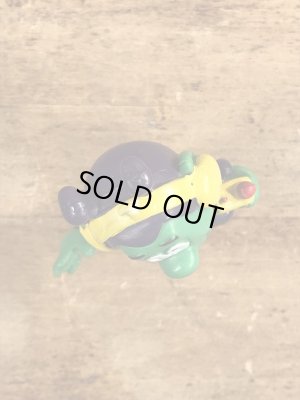 80年代頃のラジオを聴いているアストロスニックのビンテージのPVCフィギュア