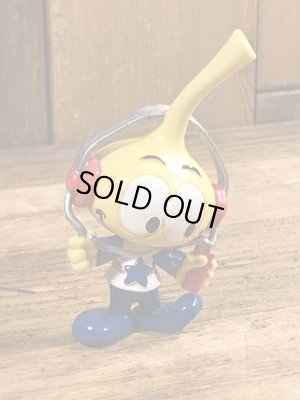 80年代頃の音楽を聴いているスノークスのビンテージのPVCフィギュア