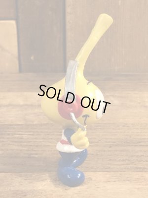 80年代頃の音楽を聴いているスノークスのビンテージのPVCフィギュア