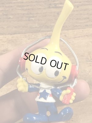 80年代頃の音楽を聴いているスノークスのビンテージのPVCフィギュア