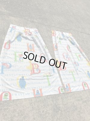 80’sのアルファベットとセサミストリートのヴィンテージのカーテン