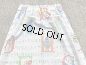 80’sのアルファベットとセサミストリートのヴィンテージのカーテン