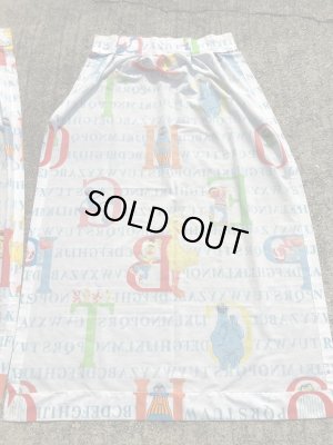 80’sのアルファベットとセサミストリートのヴィンテージのカーテン