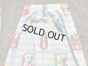 80’sのアルファベットとセサミストリートのヴィンテージのカーテン