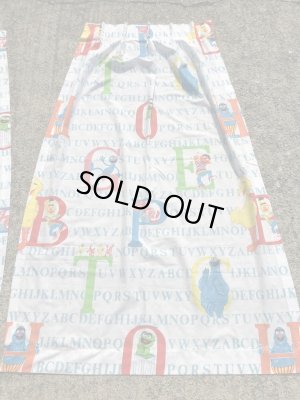 80’sのアルファベットとセサミストリートのヴィンテージのカーテン