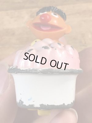 80年代頃のセサミストリートのアーニーのビンテージのミニカー