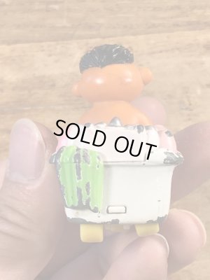 80年代頃のセサミストリートのアーニーのビンテージのミニカー